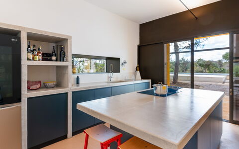 Villa Manè: Küche, Countertop, Interior Design, Möbel, Flooring, Holz, Cabinetry, Küchengerät, Decke, Beleuchtung