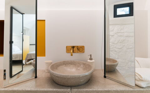 Villa Manè: Wand, Interior Design, Armatur, Flooring, Badezimmer, Spiegel, Fussboden, Beleuchtung, Installation, Zapfhahn