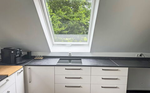 Siemoneit: Küche, Flooring, Interior Design, Decke, Countertop, Cabinetry, Spüle, Dachboden, Glas, Küchengerät