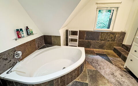 Siemoneit: Badewanne, Flooring, Armatur, Fussboden, Interior Design, Badezimmer, Verbundwerkstoff, Installation, Fliese, Decke
