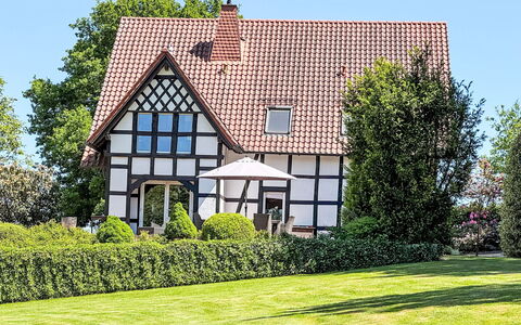 Siemoneit: Gras, Haus, Strauch, Fassade, Wohngebiet, Zuhause, Garten, Hütte, Bauernhaus