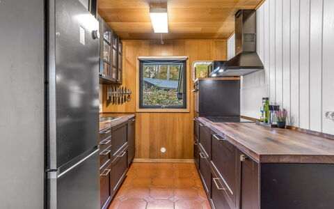 Sheyla - 70M from the Sea: Holz, Major Appliance, Küchengerät, Küche, Flooring, Interior Design, Countertop, Beleuchtung, Haushaltsgerät, Cabinetry