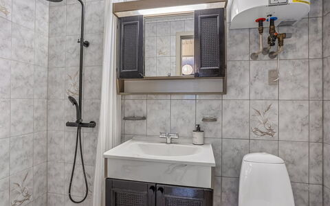 Sheyla - 70M from the Sea: Armatur, Sinken, Bad Sink, Interior Design, Flooring, Badezimmer, Fussboden, Zapfhahn, Toilette, Toilleten Sitz