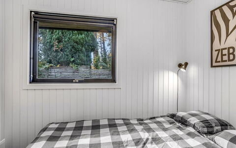 Sheyla - 70M from the Sea: Wand, Holz, Schlafzimmer, Interior Design, Decke, Bettdecke, Bedding, Bett, Fussboden, Linens