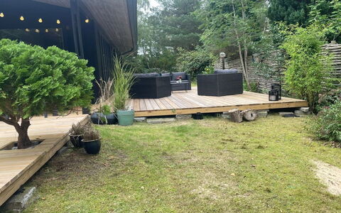 Sheyla - 70M from the Sea: Holz, Garten, Hinterhof, Hartholz, Blumentopf, Schatten, Deck, Holzbeize, Gartenmöbel, Garten