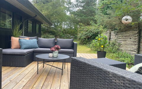 Sheyla - 70M from the Sea: Holz, Möbel, Gartenmöbel, Blumentopf, Tisch Im Freien, Deck, Hartholz, Holzbeize, Terrasse, Garten