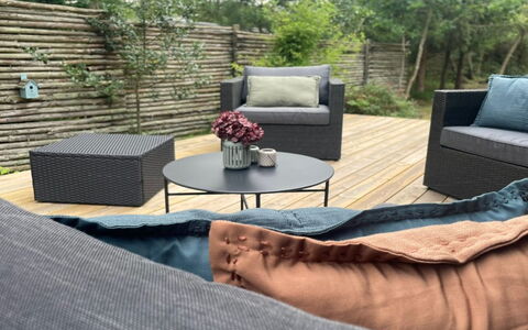 Sheyla - 70M from the Sea: Möbel, Gartenmöbel, Kissen, Tisch Im Freien, Stuhl, Terrasse, Dekokissen, Kaffetisch, Garten