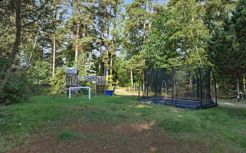 Sheyla - 70M from the Sea: Baum, Garten, Grundstueck, Schatten, Rasen, Wald, Hinterhof, Park, Hain, Landscaping