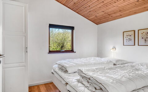 Jaane - 250M to the Fjord: Holz, Schlafzimmer, Bett, Bettdecke, Zuhause, Bedding, Interior Design, Decke, Bettrahmen, Hartholz
