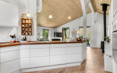 Jaane - 250M to the Fjord: Flooring, Küche, Countertop, Holz, Interior Design, Möbel, Fussboden, Küchengerät, Cabinetry, Holzboden