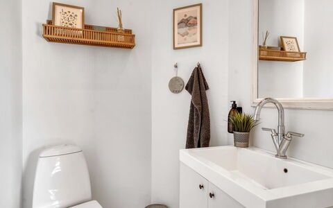 Jaane - 250M to the Fjord: Wand, Armatur, Interior Design, Badezimmer, Flooring, Fussboden, Zapfhahn, Sinken, Installation, Bad Sink