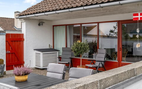Ketilbiorn - 700M from the Sea: Wohngebiet, Strauch, Haus, Zuhause, Garten, Estate, Schatten, Landscaping, Rasen
