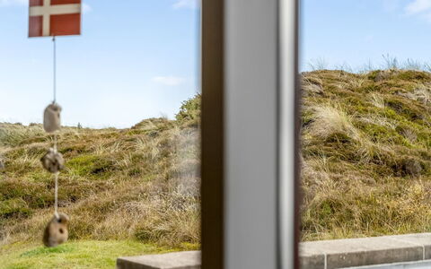 Ketilbiorn - 700M from the Sea: Wohngebiet, Strauch, Haus, Zuhause, Garten, Estate, Schatten, Landscaping, Rasen