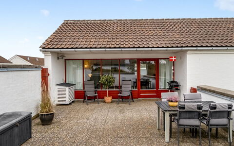 Ketilbiorn - 700M from the Sea: Wohngebiet, Strauch, Haus, Zuhause, Garten, Estate, Schatten, Landscaping, Rasen