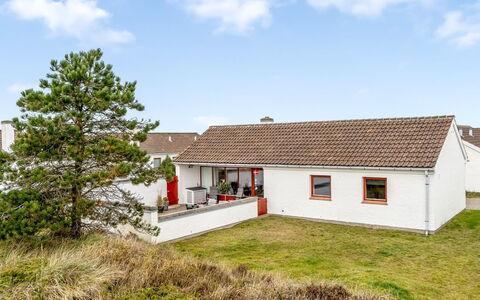 Ketilbiorn - 700M from the Sea: Wohngebiet, Strauch, Haus, Zuhause, Garten, Estate, Schatten, Landscaping, Rasen