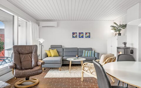 Ketilbiorn - 700M from the Sea: Möbel, Interior Design, Flooring, Fussboden, Holz, Decke, Couch, Wohnzimmer, Holzboden, Beleuchtung