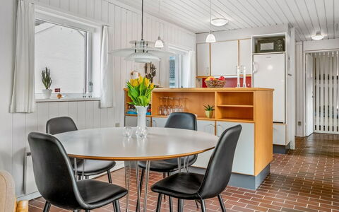 Ketilbiorn - 700M from the Sea: Interior Design, Flooring, Holz, Möbel, Decke, Fussboden, Küche & Esszimmer Tisch, Zuhause, Light Fixture, Esszimmer
