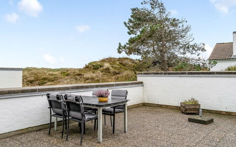 Ketilbiorn - 700M from the Sea: Fussboden, Estate, Balkon, Stuhl, Zimmerpflanze, Daylighting, Villa, Gartenmöbel, Penthouse, Küche & Esszimmer Tisch