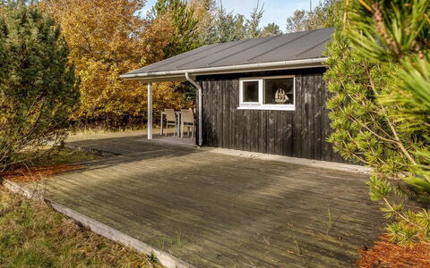 Peder - 4Km from the Sea: Hütte, Hinterhof, Garten, Gartenbauten, Schuppen, Abstellgleis, Gartenmöbel, Blockhaus, Outdoor Struktur, Hütte