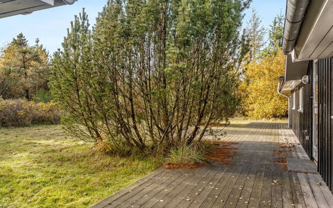 Peder - 4Km from the Sea: Hütte, Hinterhof, Garten, Gartenbauten, Schuppen, Abstellgleis, Gartenmöbel, Blockhaus, Outdoor Struktur, Hütte