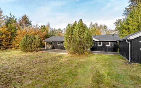 Peder - 4Km from the Sea: Hütte, Hinterhof, Garten, Gartenbauten, Schuppen, Abstellgleis, Gartenmöbel, Blockhaus, Outdoor Struktur, Hütte