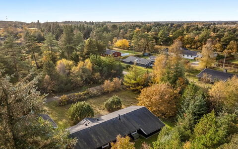 Peder - 4Km from the Sea: Hütte, Hinterhof, Garten, Gartenbauten, Schuppen, Abstellgleis, Gartenmöbel, Blockhaus, Outdoor Struktur, Hütte