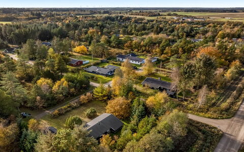 Peder - 4Km from the Sea: Hütte, Hinterhof, Garten, Gartenbauten, Schuppen, Abstellgleis, Gartenmöbel, Blockhaus, Outdoor Struktur, Hütte