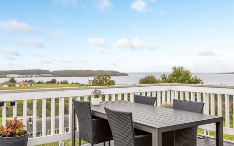 Albine - 500M from the Sea: Möbel, Holzboden, Deck, Veranda, Stuhl, Hartholz, Holzbeize, Balkon, Küche & Esszimmer Tisch, Gartenmöbel