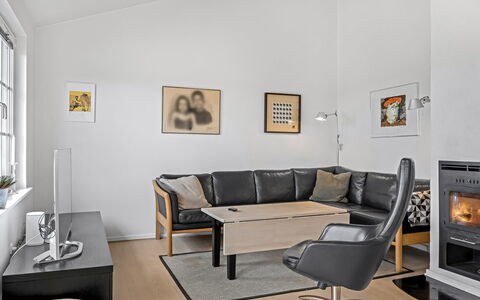 Albine - 500M from the Sea: Möbel, Flooring, Interior Design, Fussboden, Holz, Couch, Wohnung, Wohnzimmer, Decke, Zimmer