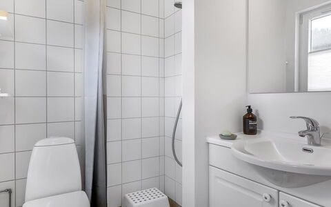 Albine - 500M from the Sea: Armatur, Interior Design, Wand, Flooring, Sinken, Bad Sink, Fussboden, Badezimmer, Toilette, Toilleten Sitz