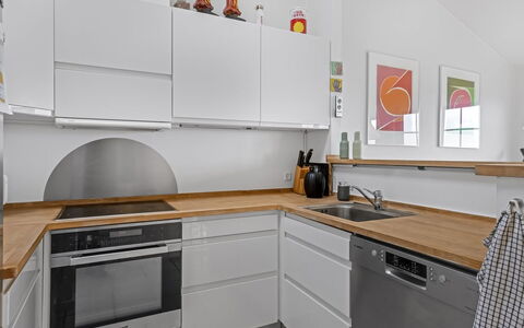 Albine - 500M from the Sea: Flooring, Küche, Countertop, Interior Design, Küchengerät, Holz, Major Appliance, Fussboden, Cabinetry, Möbel