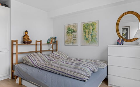 Albine - 500M from the Sea: Möbel, Bett, Interior Design, Schlafzimmer, Bedding, Wand, Bettdecke, Flooring, Holz, Fussboden