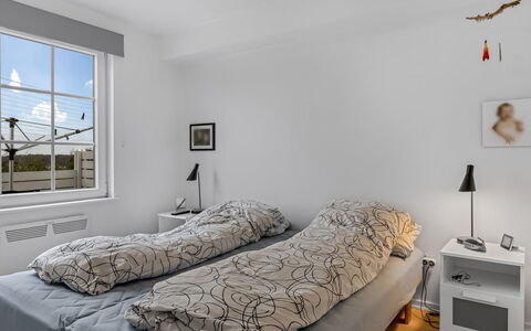 Albine - 500M from the Sea: Bett, Schlafzimmer, Möbel, Wand, Interior Design, Bedding, Bettdecke, Fussboden, Flooring, Decke