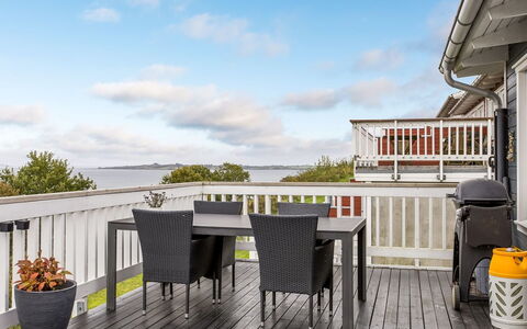 Albine - 500M from the Sea: Holz, Veranda, Holzboden, Deck, Fussboden, Möbel, Hartholz, Balkon, Gartenmöbel, Holzbeize