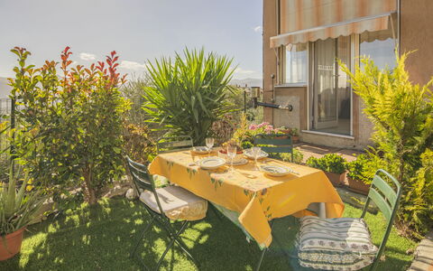 Casa di Bruna Seaview, Albenga: Möbel, Stuhl, Tabelle, Küche & Esszimmer Tisch, Garten, Zimmerpflanze, Tisch Im Freien, Gartenmöbel, Garten, Blumentopf