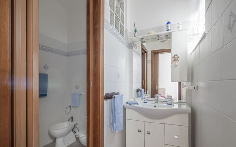 Casa di Bruna Seaview, Albenga: Bad Sink, Flooring, Armatur, Sinken, Interior Design, Fussboden, Badezimmer, Zapfhahn, Installation, Zimmer