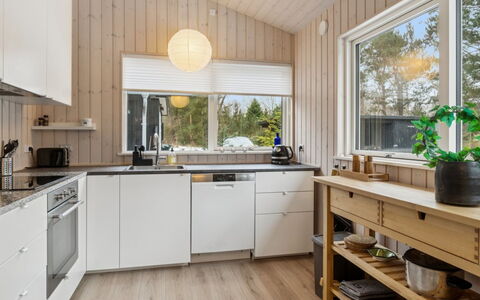 Amitola - 800M from the Sea: Küche, Countertop, Küchengerät, Interior Design, Holz, Möbel, Flooring, Cabinetry, Spüle, Decke
