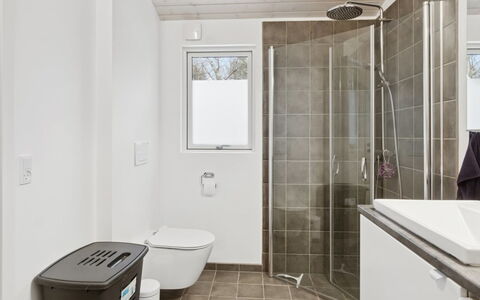 Amitola - 800M from the Sea: Flooring, Wand, Fussboden, Armatur, Interior Design, Holz, Decke, Sinken, Installation, Badezimmer