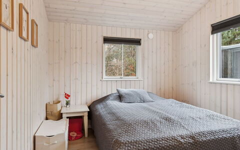 Amitola - 800M from the Sea: Holz, Schlafzimmer, Interior Design, Flooring, Decke, Fussboden, Bett, Möbel, Zimmer, Bettdecke