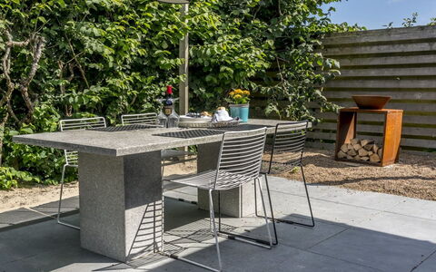 Solfrid - 900M from the Sea: Blau, Strauch, Hütte, Ground, Garten, Estate, Schatten, Landscaping, Bauernhaus, Eco Hotel