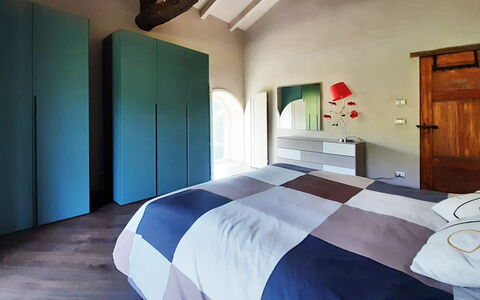 Villa Pietra With Pool On Piemonte Hills: Schlafzimmer, Interior Design, Möbel, Flooring, Bett, Holz, Fussboden, Bettdecke, Decke, Bedding