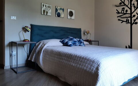Villa Pietra With Pool On Piemonte Hills: Möbel, Bett, Bedding, Schlafzimmer, Interior Design, Bettdecke, Flooring, Wand, Fussboden, Holz