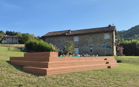 Villa Pietra With Pool On Piemonte Hills: Freizeit, Rasen, Hartholz, Holzbeize, Planke, Sperrholz, Hinterhof, Park, Kunstrasen