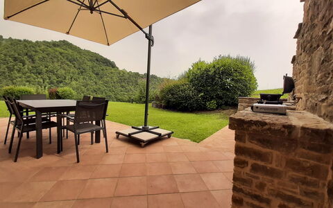 Villa Pietra With Pool On Piemonte Hills: Möbel, Gartenmöbel, Stuhl, Tabelle, Tisch Im Freien, Schatten, Regenschirm, Garten, Terrasse, Hinterhof