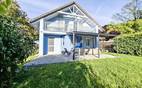 Hostyn Hills: Blau, Haus, Zuhause, Wohngebiet, Dach, Veranda, Hütte, Strauch, Estate, Bauernhaus