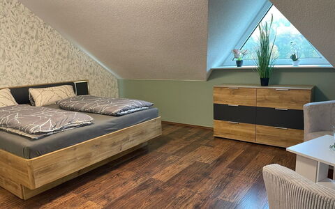 Naturnah mit Pool und Sauna: Flooring, Holzboden, Holz, Fussboden, Interior Design, Schlafzimmer, Möbel, Laminatboden, Bett, Zimmer