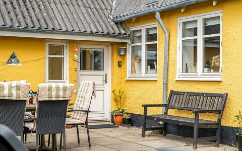 Fränze - 500M from the Sea: Hütte, Hinterhof, Garten, Gartenbauten, Schuppen, Abstellgleis, Gartenmöbel, Blockhaus, Outdoor Struktur, Hütte