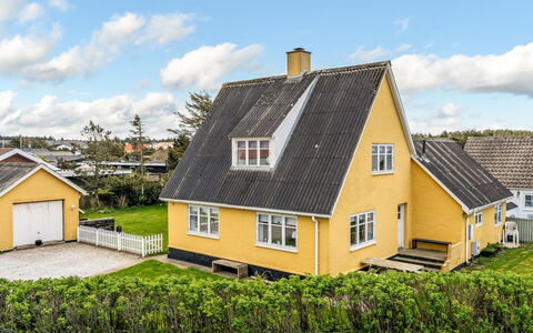 Fränze - 500M from the Sea: Hütte, Hinterhof, Garten, Gartenbauten, Schuppen, Abstellgleis, Gartenmöbel, Blockhaus, Outdoor Struktur, Hütte