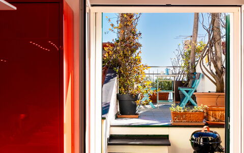 Terrazza con Glicine: Blumentopf, Zimmerpflanze, Holzbeize, Balkon, Hartholz, Stuhl, Eco Hotel, Lack, Home Door, Holzboden