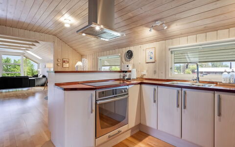 Athislus - 1.1Km from the Sea: Holz, Flooring, Decke, Interior Design, Fussboden, Holzboden, Küche, Countertop, Zuhause, Küchengerät